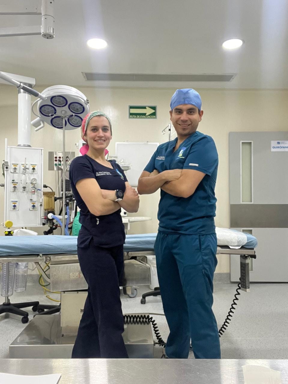 Dr. José Ramón Reta Vela y Dra. Mónica Q. Martín Reynoso en quirófano, RinoMedical Center Hermosillo